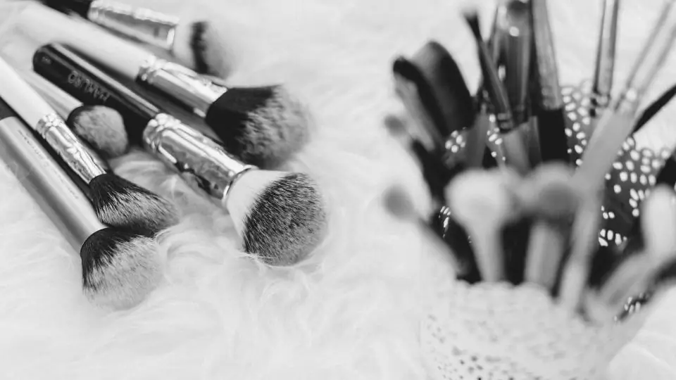 Pennelli da trucco in bianco e nero