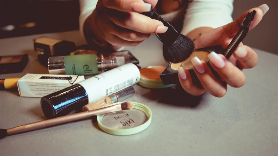 Trucchi sparsi su un tavolo durante il make-up